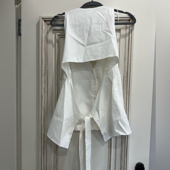 Halter neck linen top. Brand new with tags. Cut out back. - Picture 3 of 4